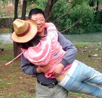 云南一副教授被曝与女学生不雅照 校方回应