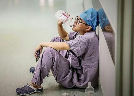 安徽一医生累倒在手术室外 瘫坐地上喝葡萄糖