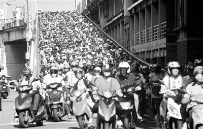 台湾“机车”产业 手机叫车 来辆摩托