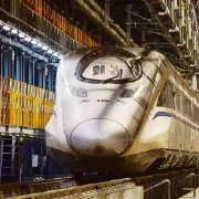 云南首列高铁进站 世界商用最快 时速350公里