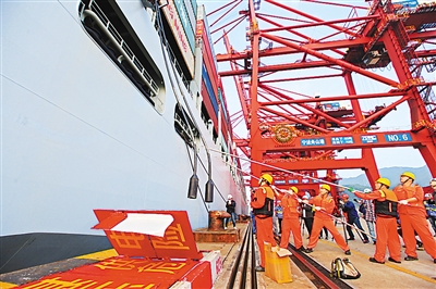 船舶靠港“烧油”变“吃电”