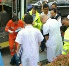 泸州老师为护小孩出车祸 市民自发抬车救人