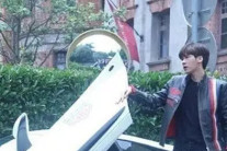 李易峰驾700万豪车撞桥墩出车祸 临时牌照过期