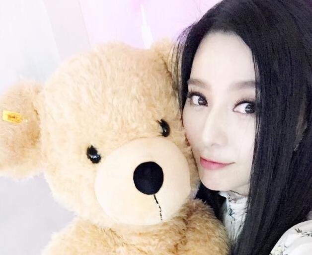 范冰冰抱玩偶熊卖萌 无名指戒指抢镜(图)