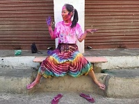 28岁乖女穷游14国 在叙利亚被士兵拿枪逼婚(图)