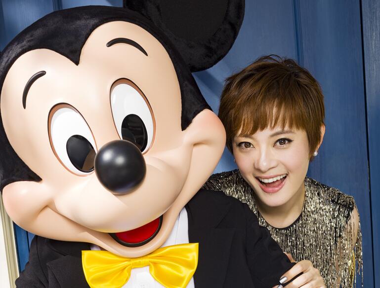 孙俪迪士尼主题封面大片 俏皮可爱显童真