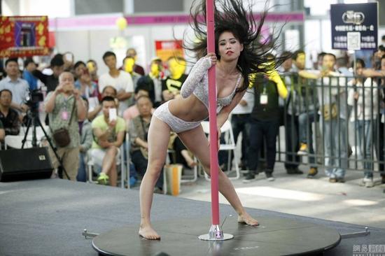 西安性博会火爆开幕 钢管舞情趣内衣齐上阵(图)