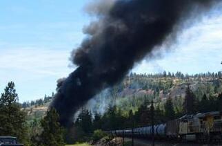 美国一油罐列车发生脱轨事故 油料漏入河水