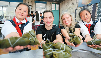 外籍学生包粽子