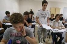 高考首日 特警巡视 车辆装箱领试卷