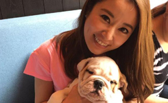 40岁林心如抱狗狗笑容甜 网友:快秀恩爱