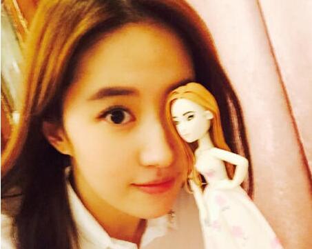 刘亦菲深夜录歌 白衬衣搭牛仔裤楚楚动人