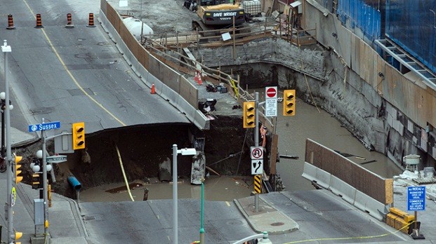 加拿大渥太华街道地陷 汽车陷入大坑