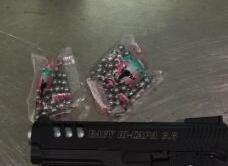 云南昆明一旅客携带枪支坐飞机 过安检时被查