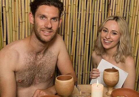 伦敦裸体餐厅开业 4.6万人排号体验裸着吃