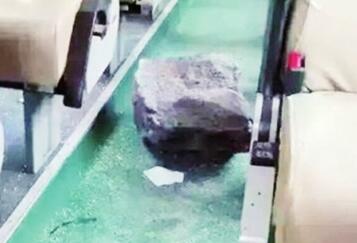 云南香格里拉 落石砸穿客车顶乘客1死多伤