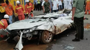 江西大货车侧翻 载7人小车瞬间成铁饼