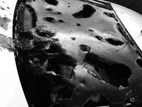 山西发生特大冰雹 上千辆车同时被砸毁