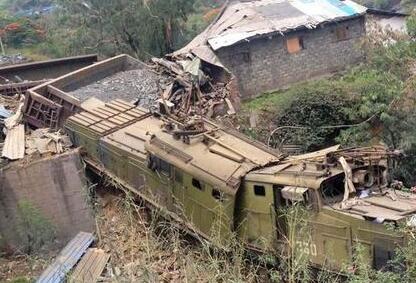 四川攀枝花列车脱轨冲向民房致3人受伤1人失踪