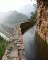 河南林州渡槽渠墙坍塌砸中面包车 致6死2伤