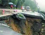 雨夜盘山路坍塌 英勇小夫妻拦车