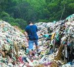 广州某学校后现“垃圾山” 被挖开堆200吨垃圾