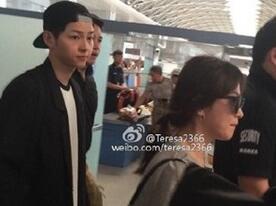 宋仲基包机载宋慧乔回韩 站背后一路护送