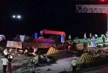 吊车失控连撞16车 致3死18伤