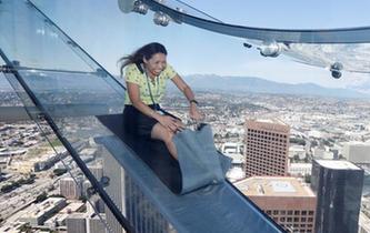 洛杉矶摩天大楼外安装玻璃滑梯