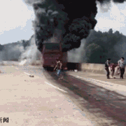 湖南大巴起火致35死 司机没开车门率先逃生