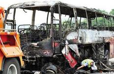 湖南旅游大巴事故幸存者:找到灭火器砸玻璃逃生