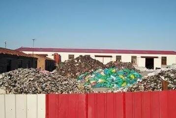 失控的“毒跑道”:小施工队违规添加有毒溶剂