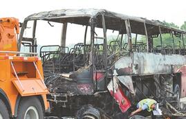 湖南旅游大巴起火事故：最新核实车载57人