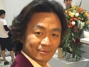 王宝强梳李咏式经典长卷发 哈文:直接打他