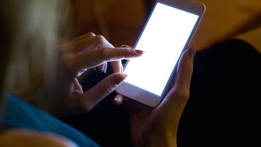 黑暗环境玩手机可能会短暂失明