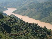 浙江金华一乡镇因暴雨多处道路被冲毁