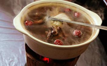 乱用中药材煲汤可能损伤肝脏