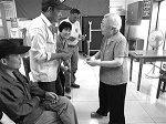 八旬老人坚持慈善十多年 希望帮助需要的人
