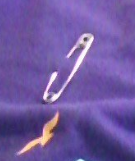 英国人戴别针 表示自己&ldquo;与难民同在&rdquo;