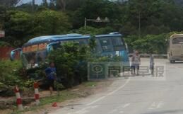 两辆大巴车迎面相撞 两司机竟是亲兄弟