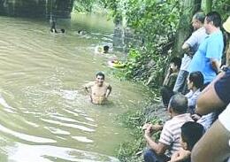 汽车失控坠河 男子一个小动作挽回5条命