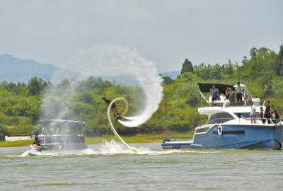 揭秘“水上飞人”：酷炫表演是一次次摔出来的