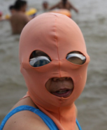 青岛大妈“脸基尼”风靡海滩 吓哭宝宝