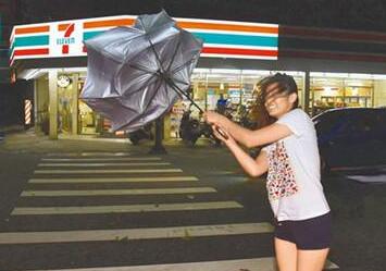 台风尼伯特致台湾2死66伤 39万多户停电