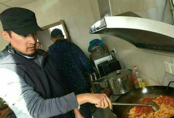 做公益还帮下厨做饭 这样的胡歌才是真·男神