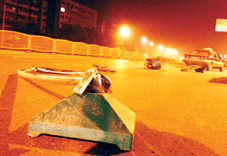 成渝环线面包车撞击护栏后燃烧致5人死亡