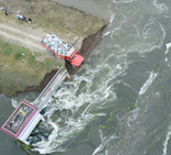 湖南&ldquo;敢死队&rdquo;堵溃口：驾驶员在坠入前跳车