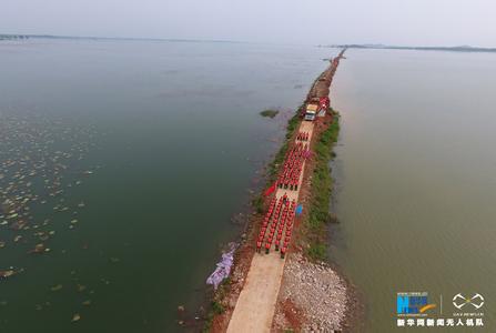 湖北省梁子湖流域牛山湖14日正式破垸分洪