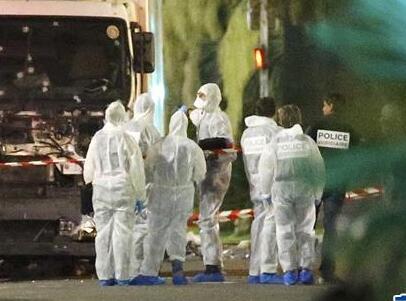 法国尼斯一卡车冲入人群 袭击造成70余人死亡