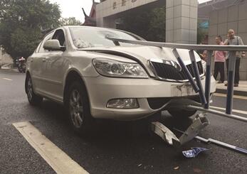 护栏插入车内 女子穿拖鞋驾驶遇险